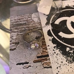 Used women Engagement ring Beautiful ring